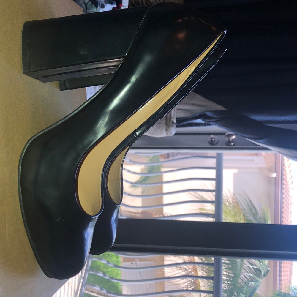 Black heels - Picture 2 of 3